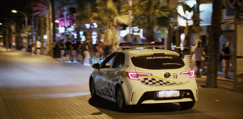 Rijdende politieauto