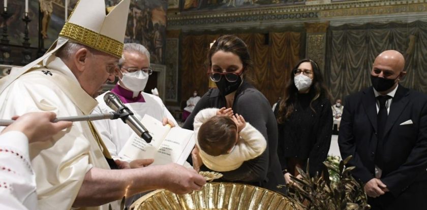 Paus Franciscus doopt kind 2022 paus doopt kind 2022