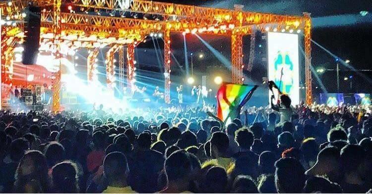De regenboogvlag tijdens een optreden van Mashrou' Leila De regenboogvlag tijdens een optreden van Mashrou' Leila