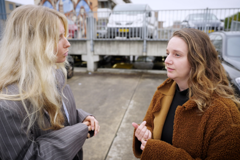 twee vrouwen in een parkeergarage