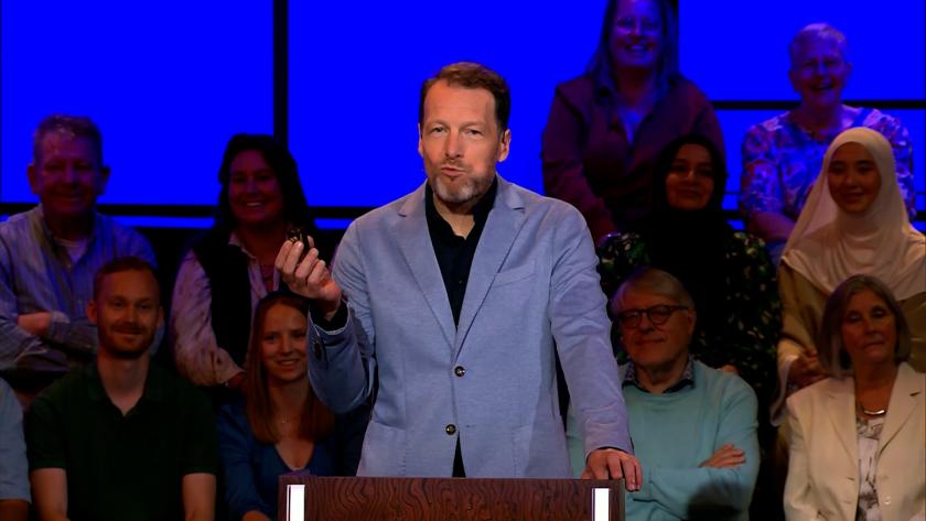 rudolph van veen geeft in de slimste mens brownies aan herman van der zandt