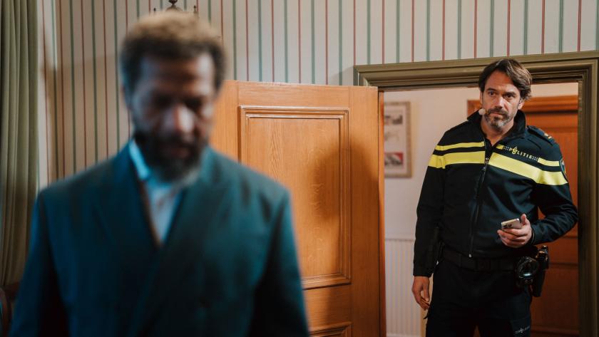 Man in politiepak met andere man