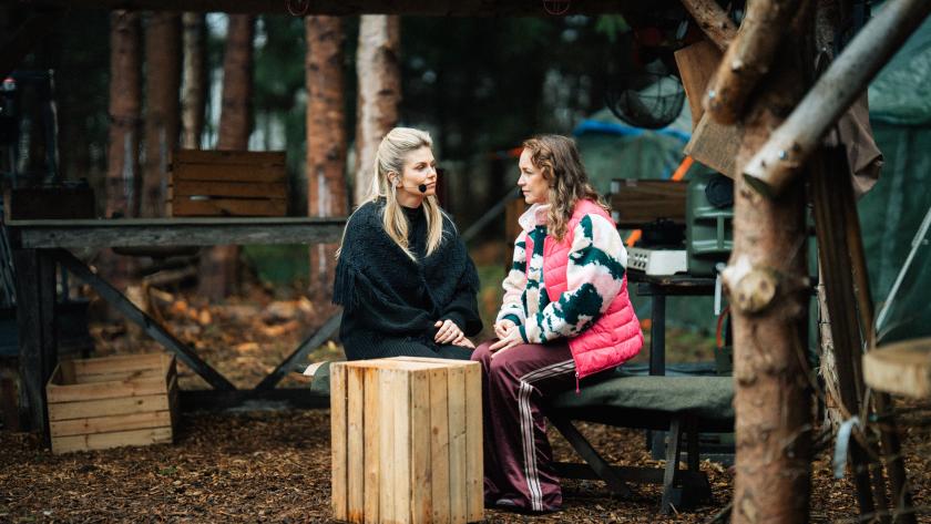 Twee vrouwen in het bos