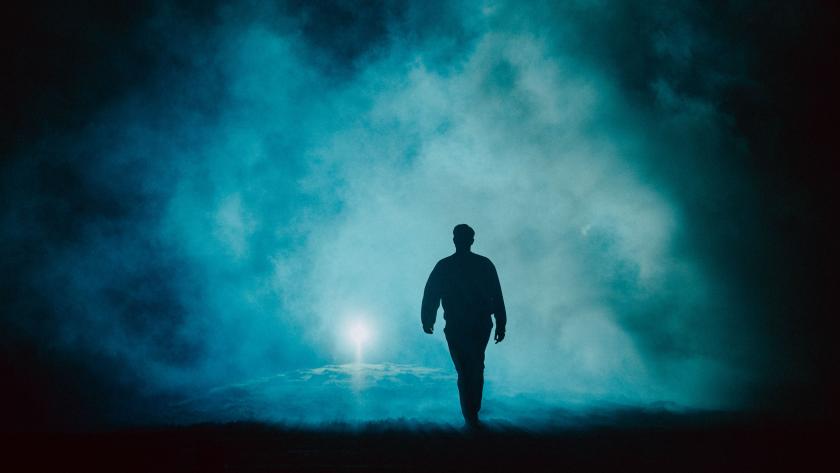 Man loopt de mist in