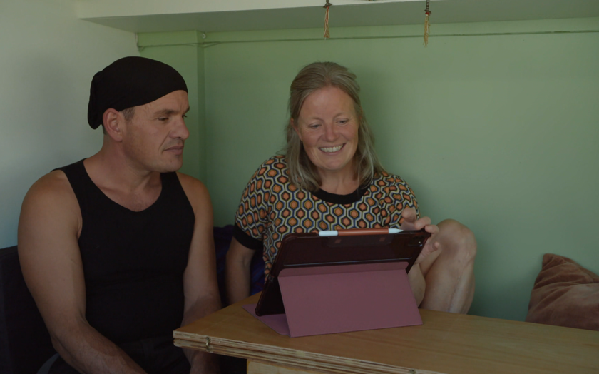 Boer Haico en Wendy bekijken de voorstelvideo Boer Haico en Wendy bekijken de voorstelvideo