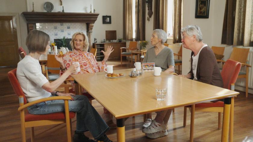 Tineke Schouten met de karmelitessen