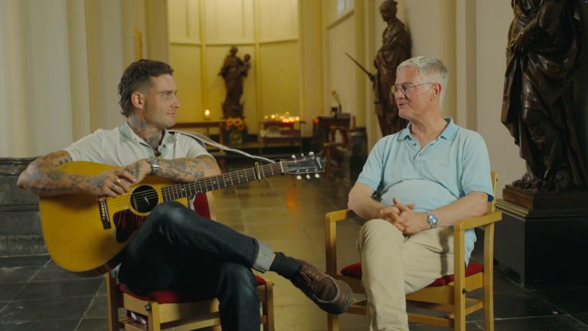 Douwe Bob in en overste Frank van Roemund