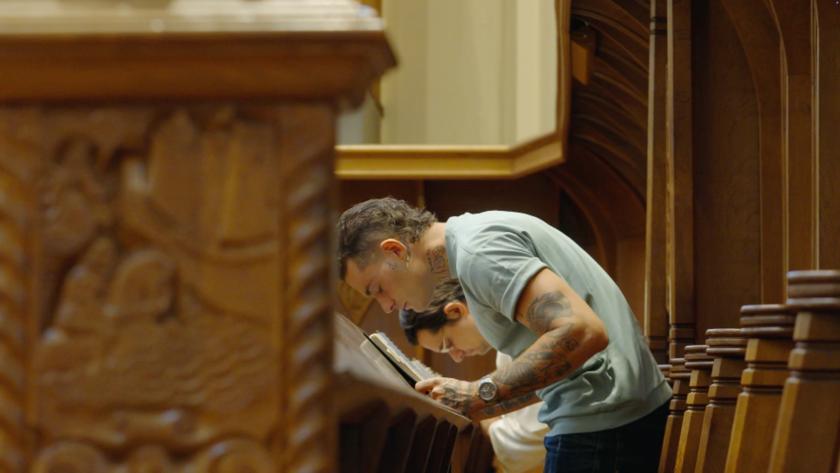 Douwe tijdens het ochtendgebed in de kapel