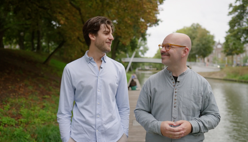 Studentenpastor Jorn in conversatie met student Bart