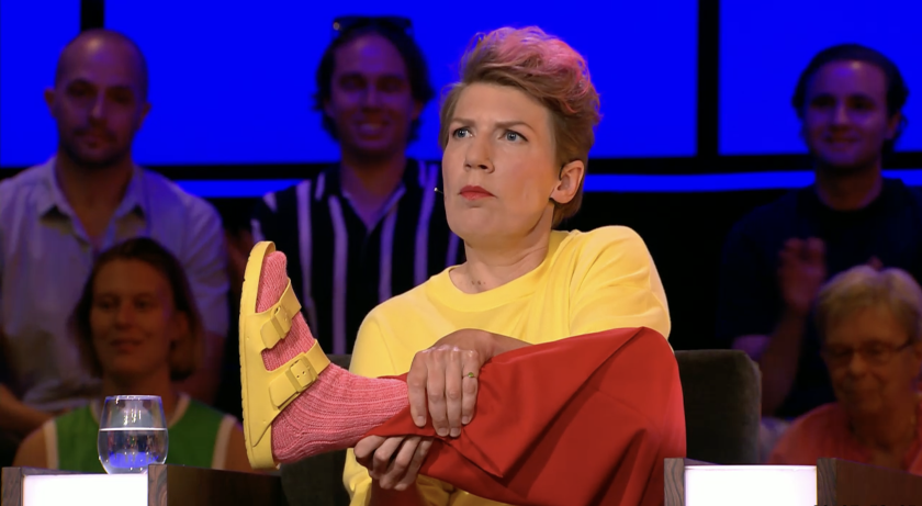 Vrouw houdt haar voet met roze sok omhoog