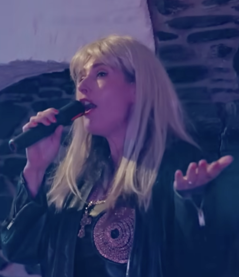 Vrouw zingend in kroeg