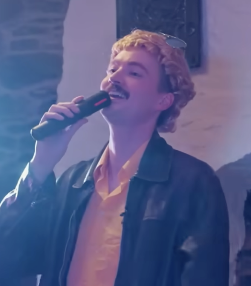 Man zingend in kroeg