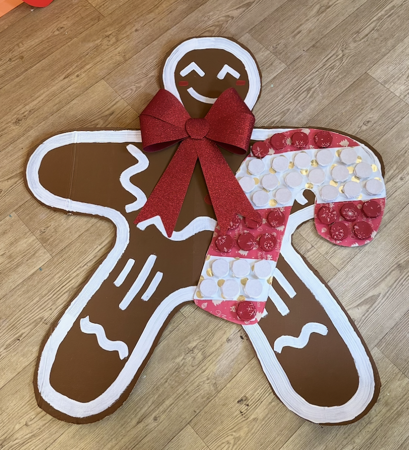 Groot versierd kerstkoekje op vloer