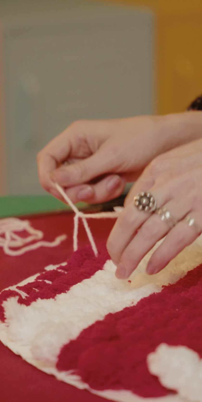 Handen aan het knutselen met wol