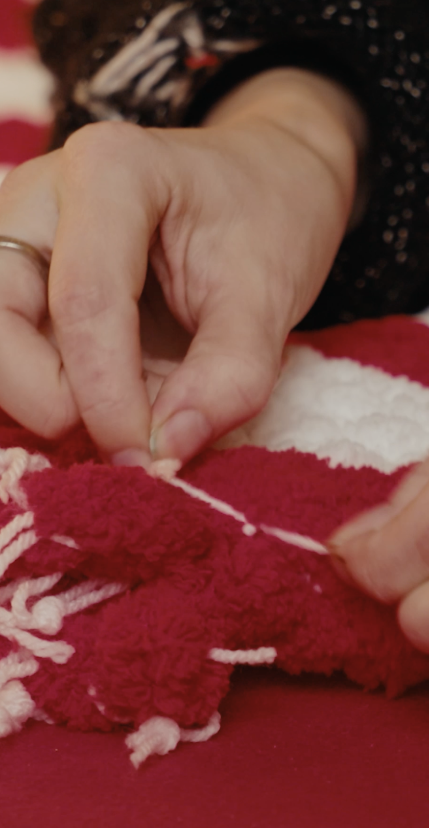 Hand knoopt touw vast