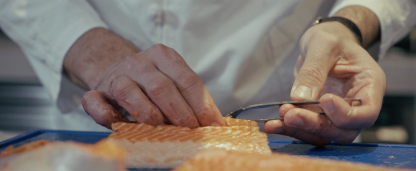 Handen die aan rauwe vis werken