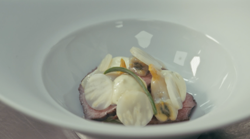 Bord met culinair gerecht