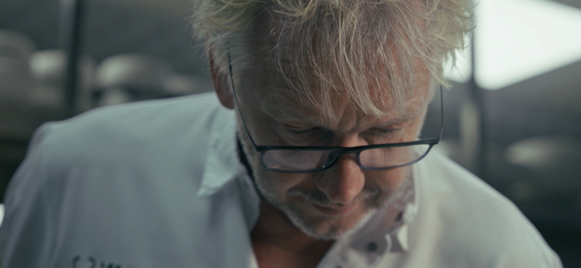 Kok met wit pak en bril 