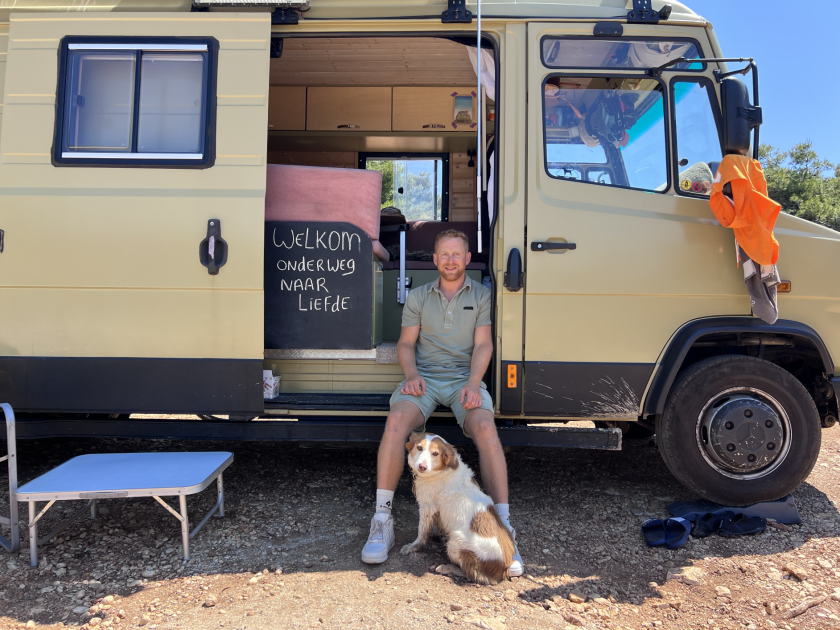 Joris uit Onderweg naar liefde zit voor zijn bus samen met zijn hond