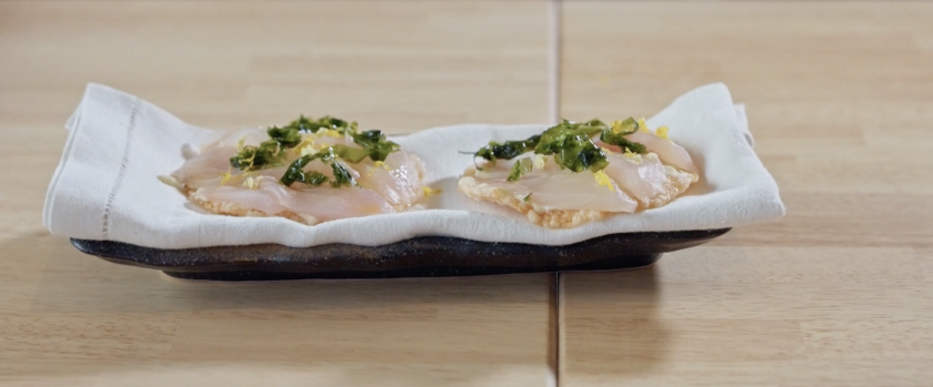 Plaat met rijstkoekje en zeewier