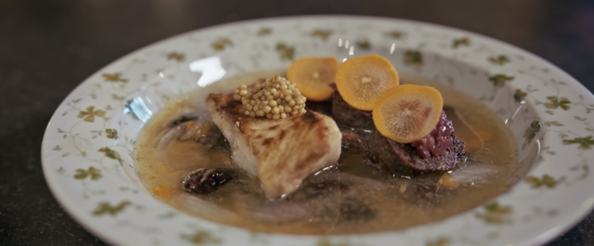 Bord met bouillon en vlees