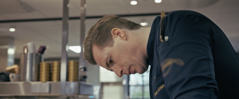 Man kijkend naar beneden in keuken