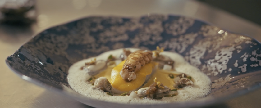 Bord met culinair gerecht en schuim