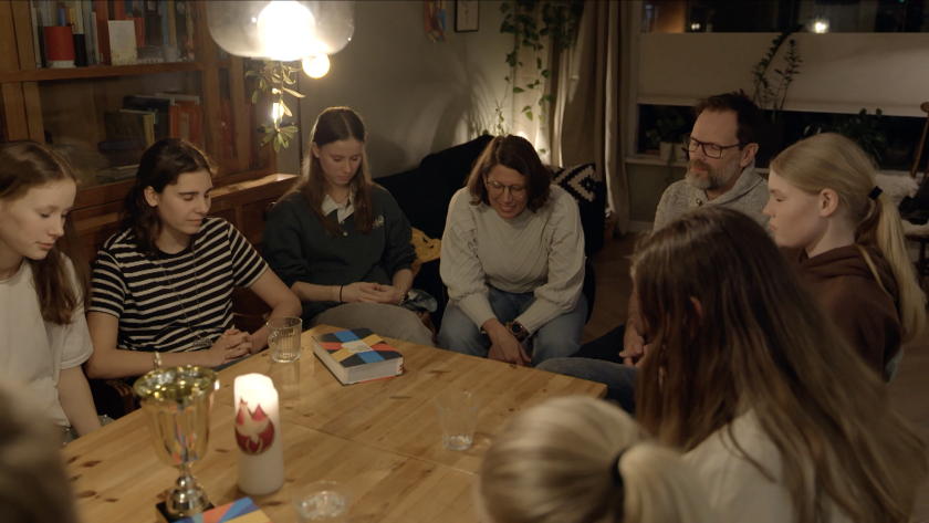 Martine leidt het gebed.