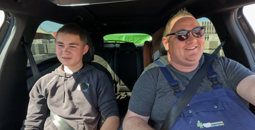 Daan en Sil de Lange EHV in de auto 