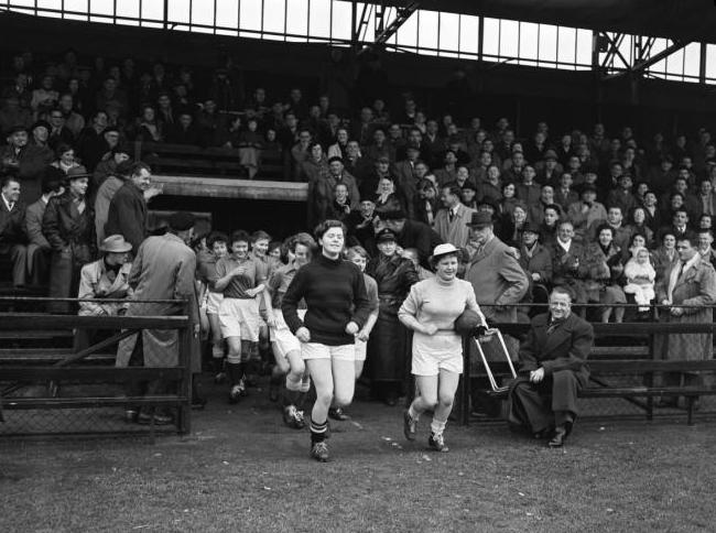 Vrouwenvoetbal 1955, Vereniging Zeemeeuwen, Nationaal Archief/Anefo goto: H. Pot Vrouwenvoetbal 1955, Vereniging Zeemeeuwen, Nationaal Archief/Anefo goto: H. Pot