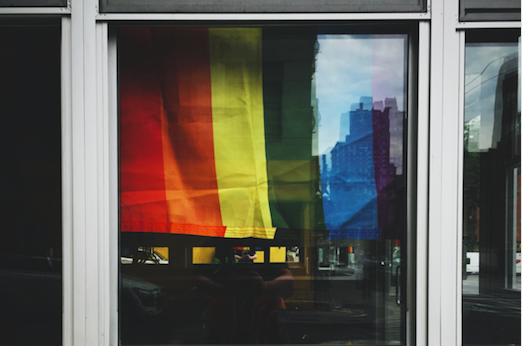 Als je naar de geschiedenis van de popmuziek kijkt, bestaat dat vooral uit hetero-liedjes Een regenboogvlag hangt in een raam