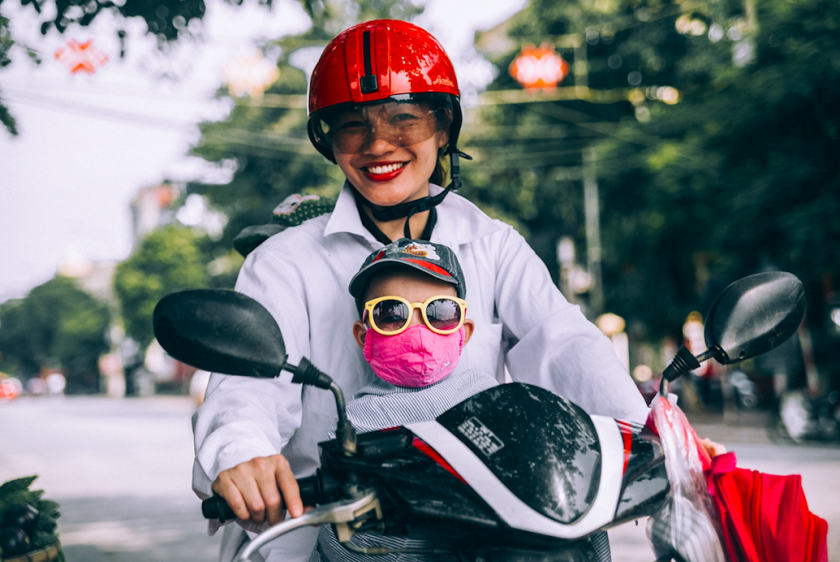 Voor een paar uur per week een 'kleinkind' huren om je ouders happy te houden? In Japan kan het Vrouw met kindje op motor
