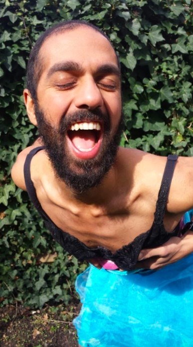 Farook (32) deed ook mee aan de actie van Level Up Man poseert