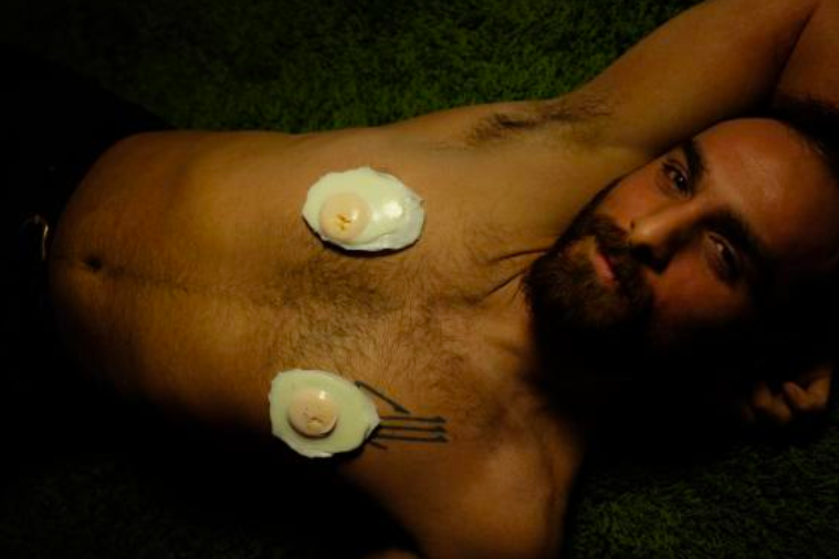 Bilal Man poseert