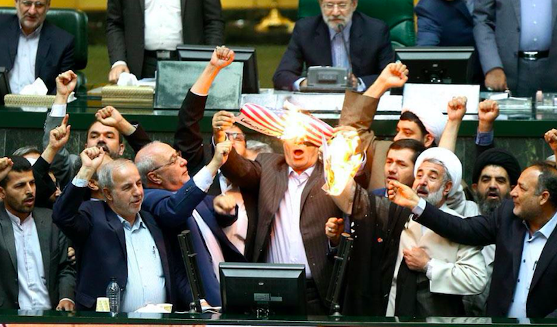 In het Iraanse parlement wordt een Amerikaanse vlag in brand gestoken in reactie op het besluit van Trump