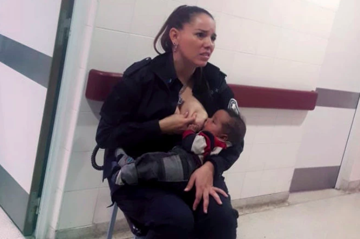 Politie agent Celeste Ayala geeft borstvoeding aan het verwaarloosde kindje dat zij en haar collega's aantroffen. Celeste Ayala geeft het verwaarloosde kind borstvoeding