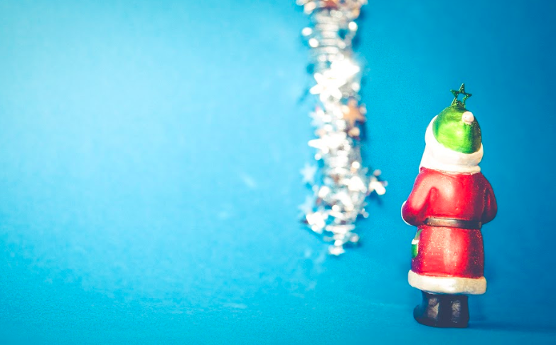 Soms is het geheim houden van je geaardheid een gezondere keuze, volgens psycholoog Stephanie Peña. Kerstman waarvan je het gezicht niet ziet.