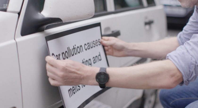 Waarschuwingssticker op auto’s 