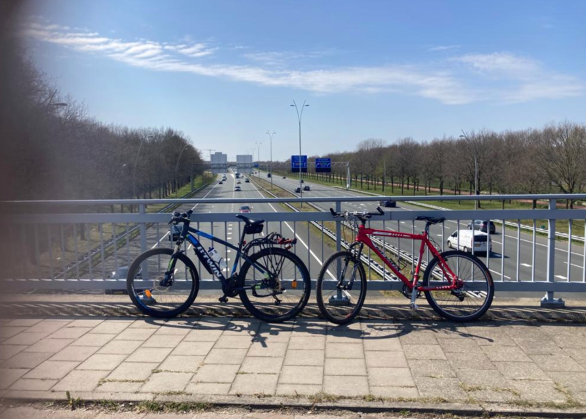 Bram en Pim nemen even pauze tijdens een lange fietstocht Bram en Pim nemen even pauze tijdens een lange fietstocht