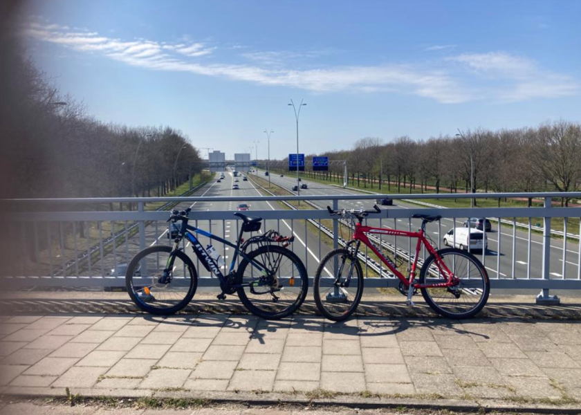 Bram en Pim nemen even pauze tijdens een lange fietstocht