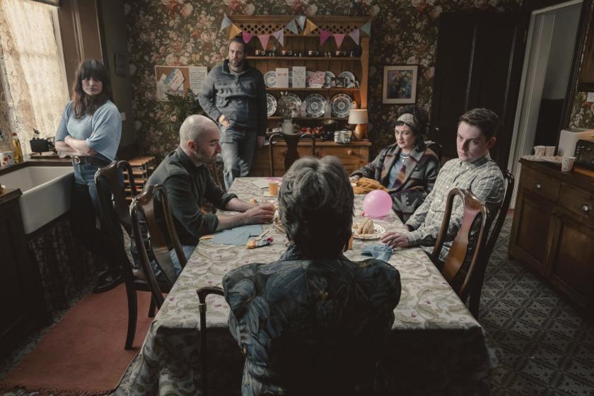 Shetland s8 e1 Groep mensen zit aan een tafel