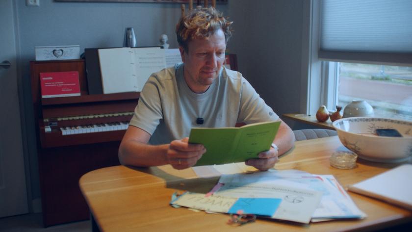 Man leest in een groen boek