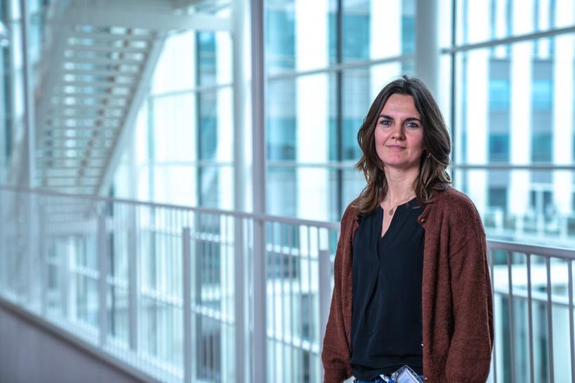 Vrouw voor raampartij