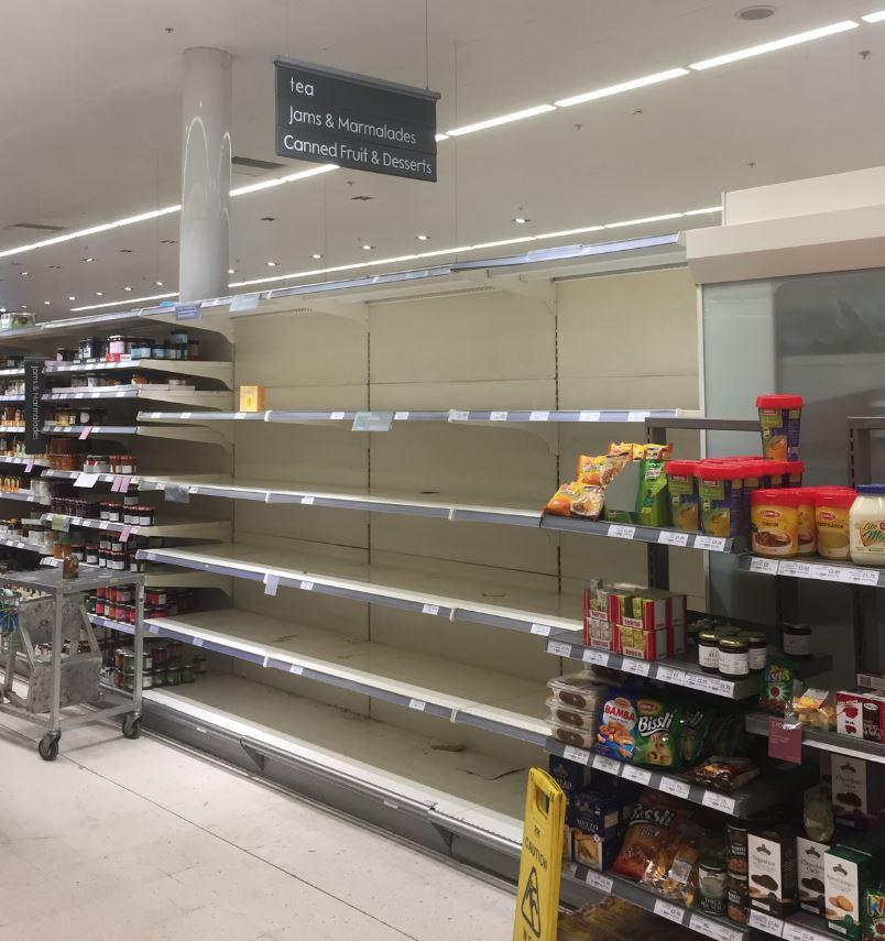 Geen thee in de schappen van deze Engelse supermarkt Geen thee in de schappen van deze Engelse supermarkt