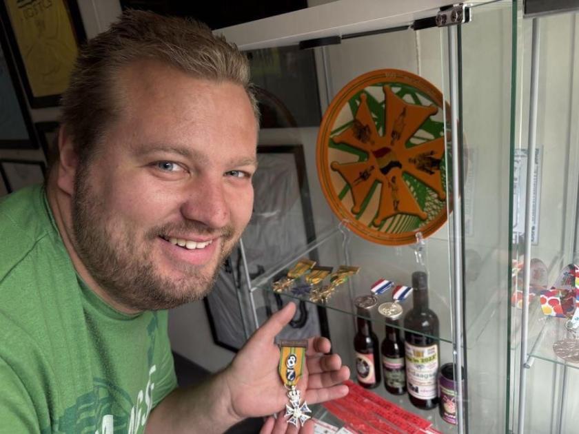Thijs bij zijn vitrinekast vol merchandise Thijs bij zijn vitrinekast vol merchandise