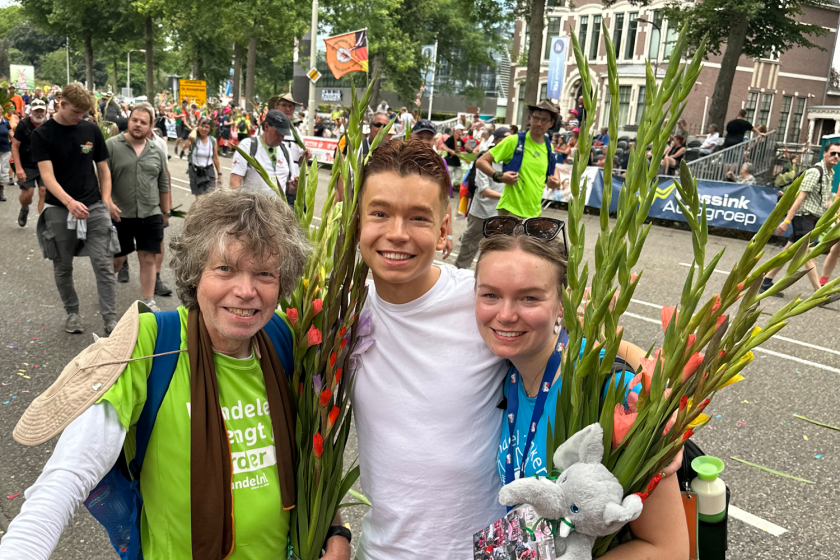 Thomas met vader Hans en zus Jasmin Thomas Drinkenburg met vader Hans en zus Jasmin tijdens de Vierdaagse met bloemen