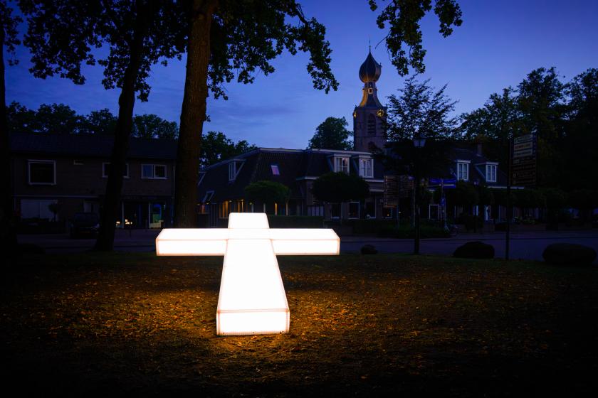 Wit lichtgevend kruis