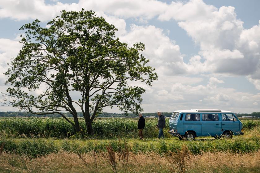 tussen_broers_rene_en_rob_bij_hun_bus_credit_mick_van_dantzig.jpg