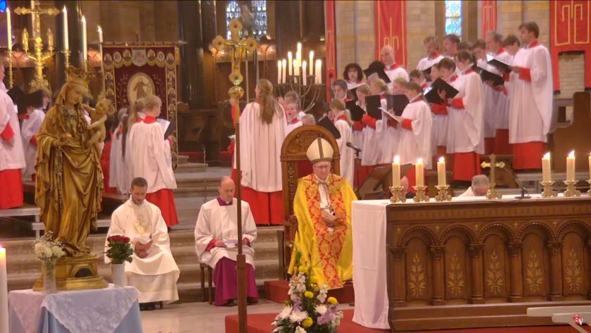 Kardinaal Pietro Parolin gaat voor in een plechtige vesperdienst in de Sint-Bavokathedraal in Haarlem. 