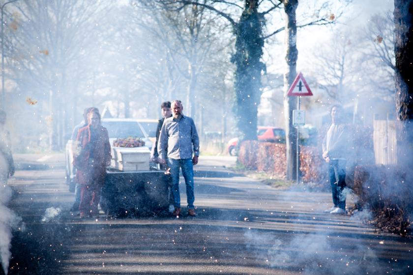 Iwan en Mara dragen de kist met Job 